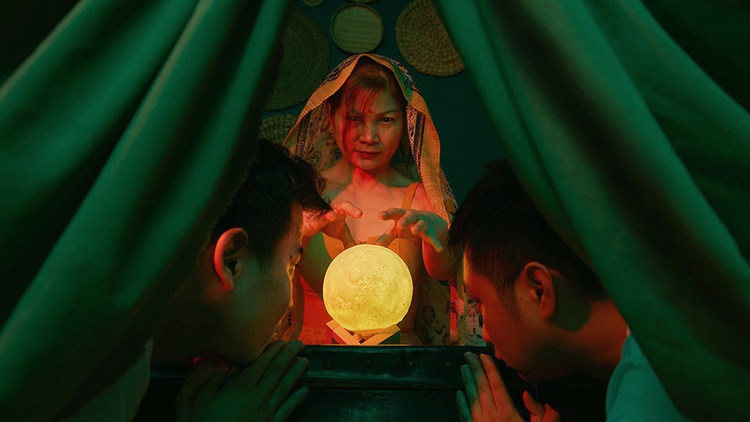 Vietnamese bloggers stage world scenes at home in playful social distancing album