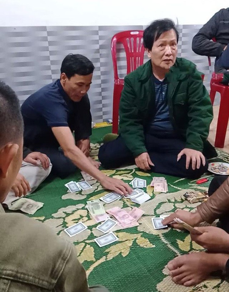 Vietnamese commune chairman suspended for gambling amid COVID-19 social distancing