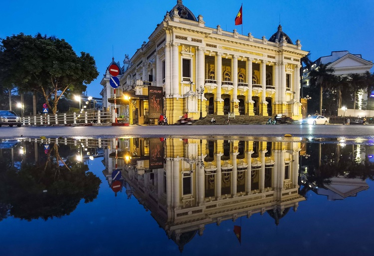 Vietnam PM eyes restarting economy in new phase of COVID-19 fight