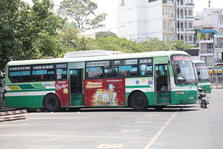 First bus in Ho Chi Minh City resumes operations after easing of COVID-19 social distancing