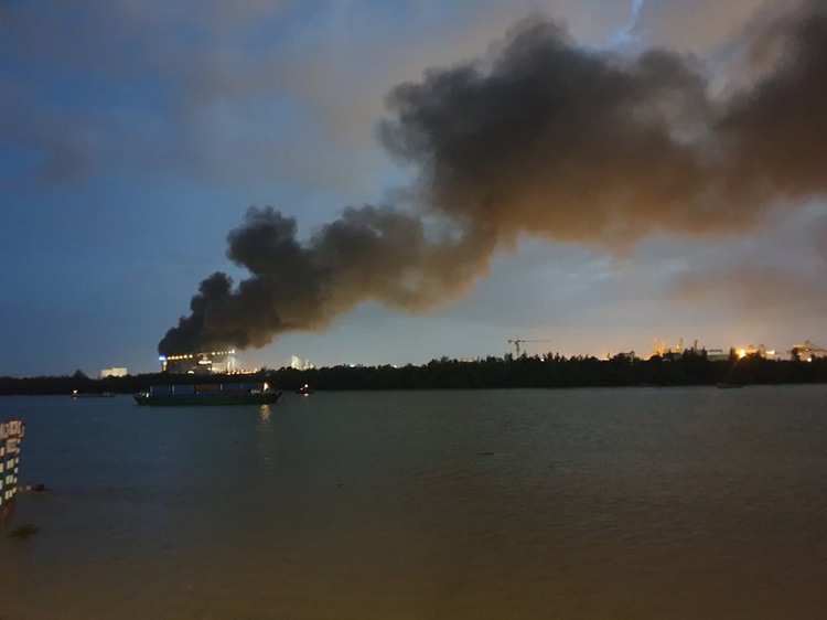 Flame engulfs company at Saigon export processing zone, multiple firefighters injured
