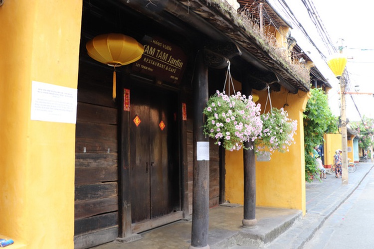 First holiday post-social distancing marks stark contrast among tourist hotspots in Vietnam