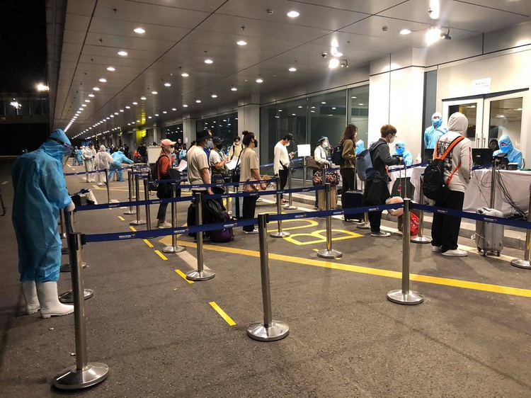 Over 340 Vietnamese citizens taken home from US