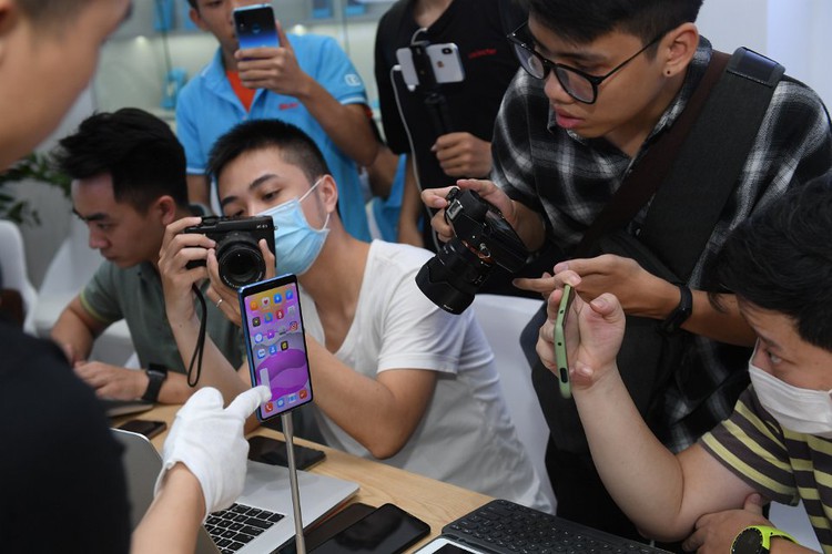 Vietnam’s Bkav unveils fourth-gen Bphones, ditches physical buttons