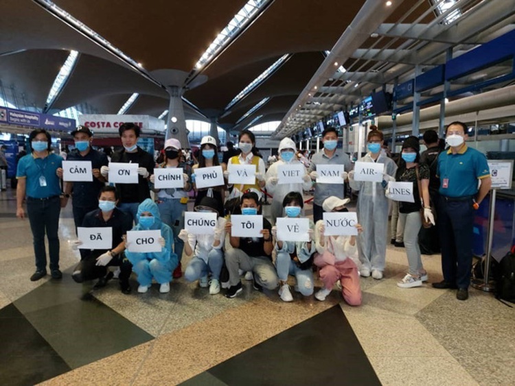 161 Vietnamese citizens repatriated from US test negative for COVID-19 in first round