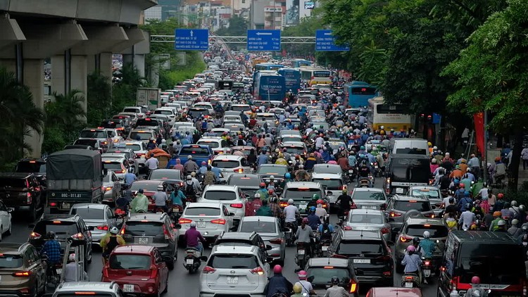 Heavy rain causes serious congestion during morning rush hour in Hanoi