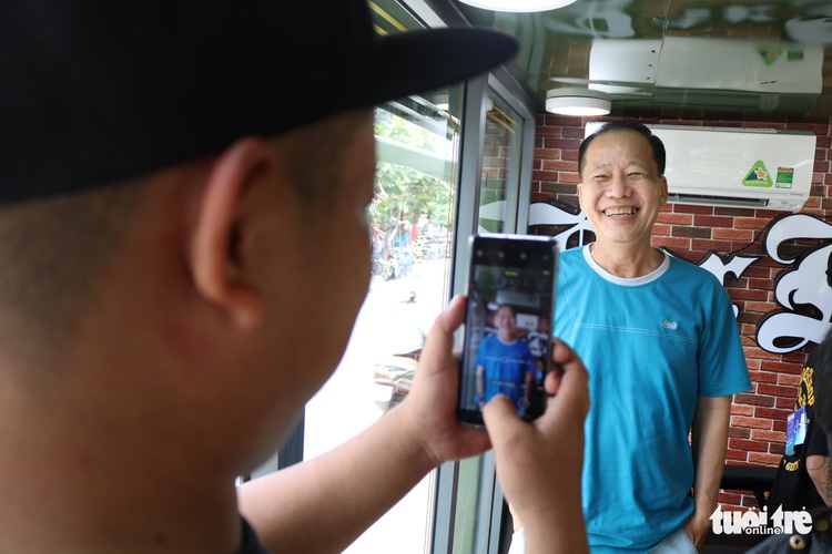 Mobile barbershop gives free haircuts, raises funds to help those in need in Vietnam