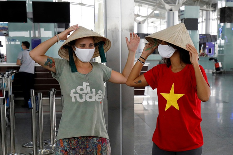 Vietnam to automatically extend temporary residence permit for foreigners stranded by COVID-19