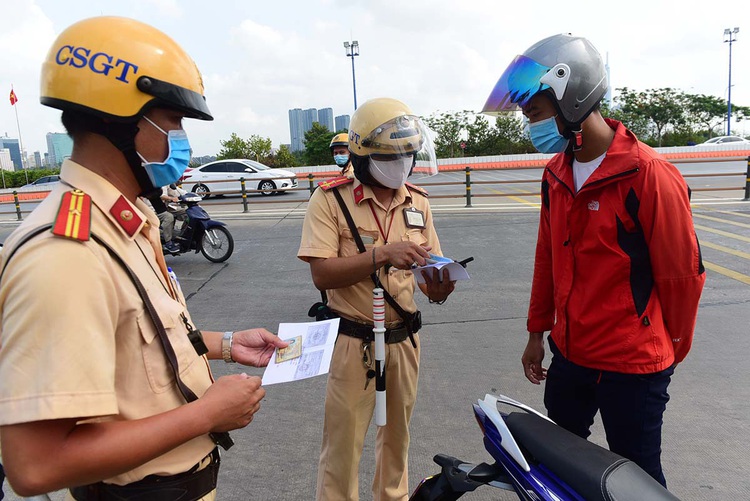 Citizens rush to buy motor vehicle insurance in Saigon amid intensified road inspection