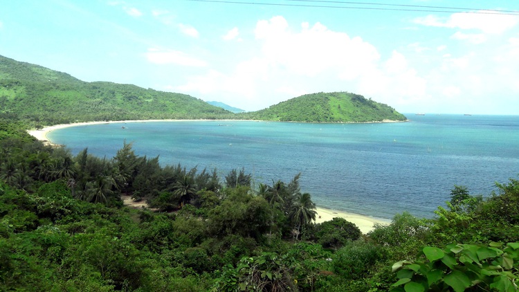 Hanoi-Ho Chi Minh City train offers scenic journey