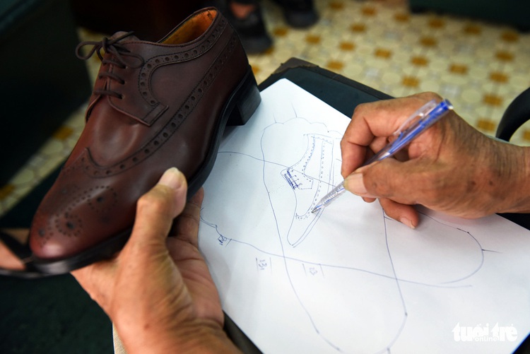 Saigon octogenarian retains love for shoemaking over seven decades