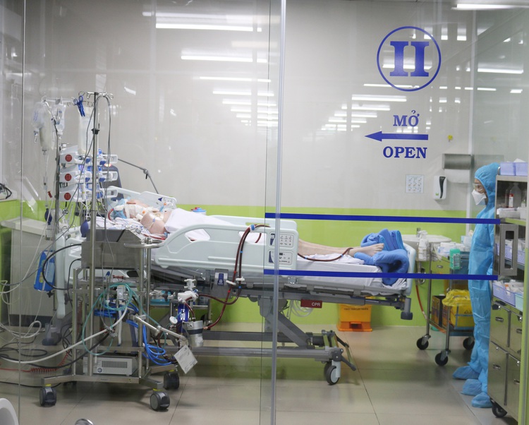 Vietnam doctors leave no stone unturned as British COVID-19 patient transferred to new hospital