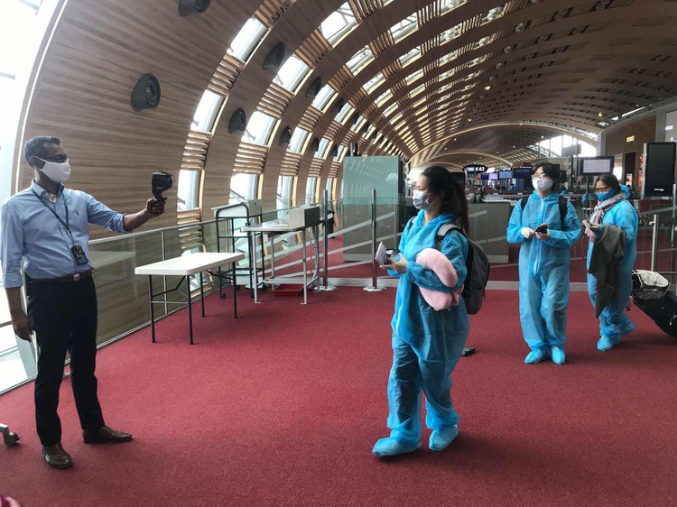 Over 340 Vietnamese return home from France, Netherlands