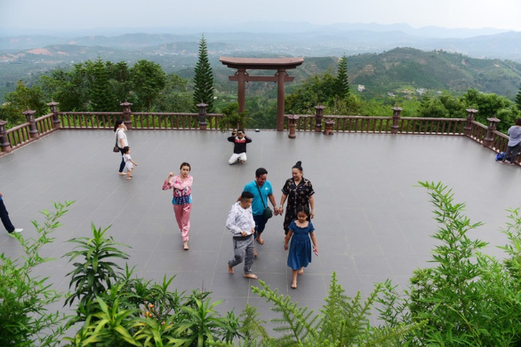 Vietnamese travel firms see increase in domestic tour bookings