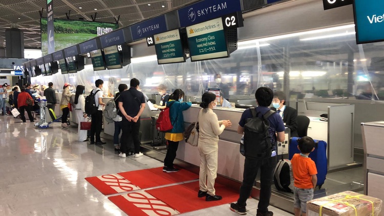 Vietnam supplies face masks to Japan, brings home 340 stranded citizens