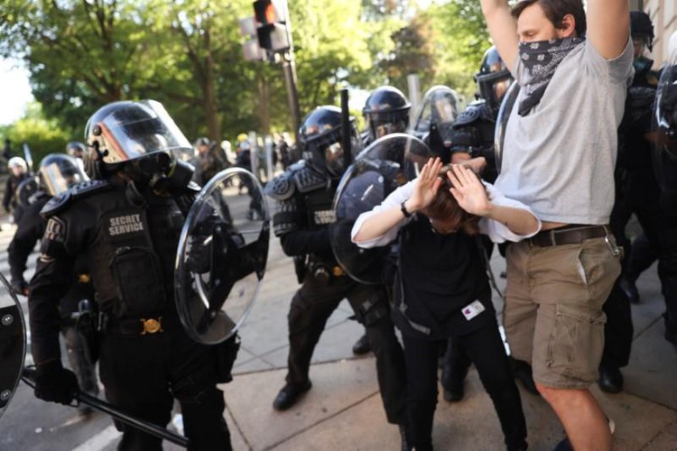 Police fire rubber bullets, tear gas to disperse peaceful protest near White House
