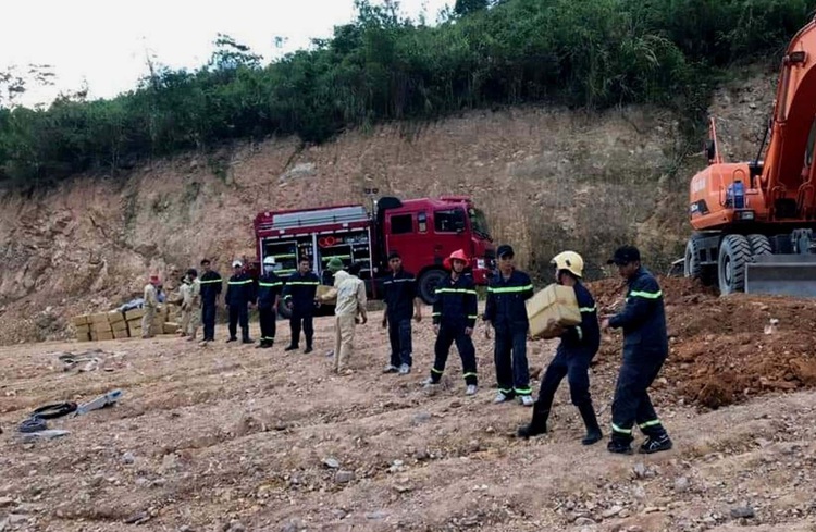 Vietnamese officers rescue tipped-over truck carrying explosives