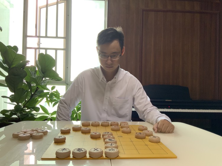 Vietnam university math lecturer finds 'escape' in Chinese chess commentary