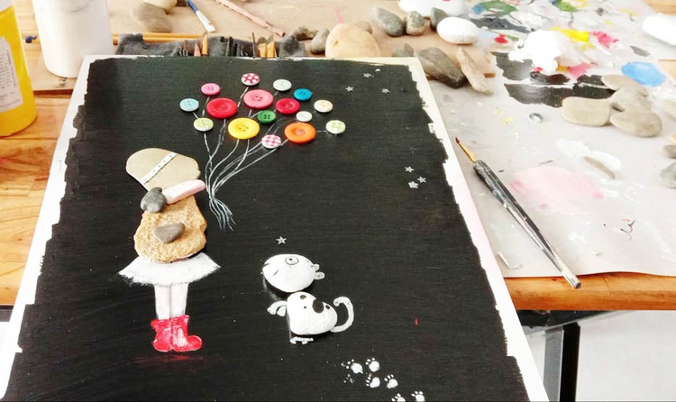 Vietnamese woman tells life stories with stone-studded paintings