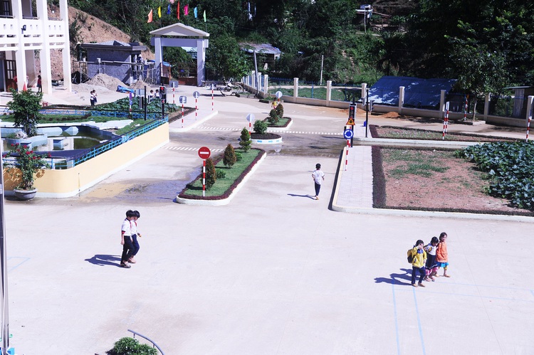 Vietnamese grade school builds obstacle course in schoolyard to teach traffic safety