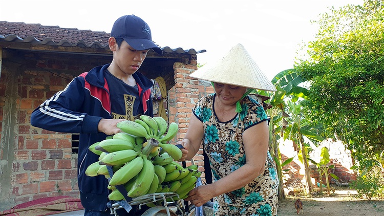 Vietnamese boy gives up teenage years to care for terminally-ill mother