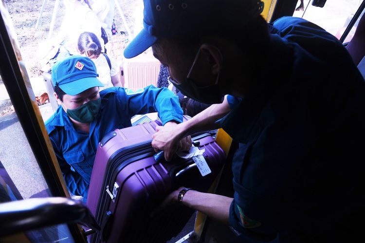 Hundreds of expectant mothers rejoice at discharge from COVID-19 quarantine zone in Vietnam
