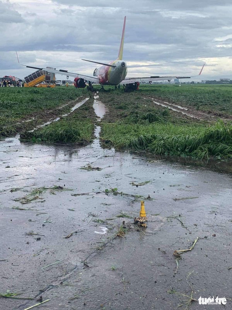 Vietnamese carrier blames rainy weather after plane skids off runway