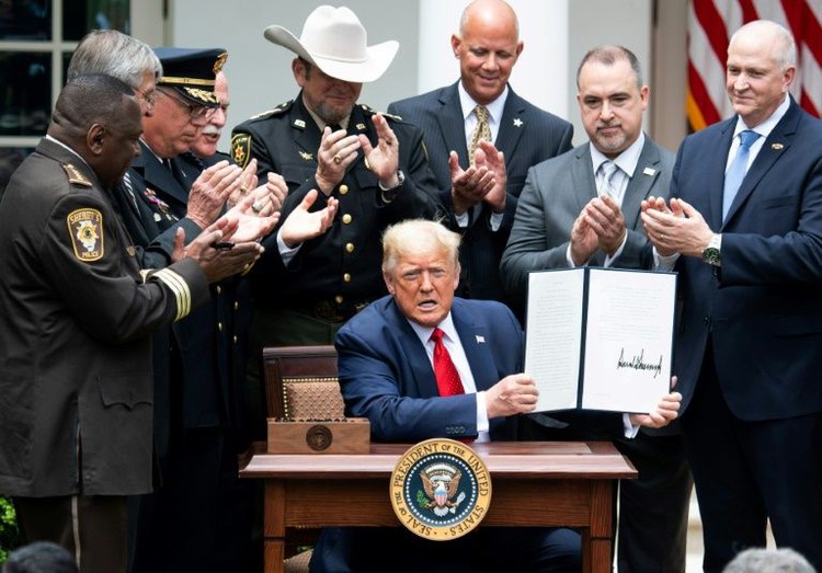 Trump signs order pushing to reduce US police violence