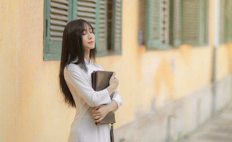 Influencers, celebs defend Vietnamese transgender singer against body shaming