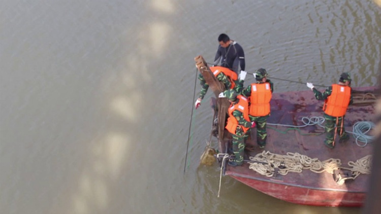 Ships banned from Hanoi river over unexploded wartime bomb