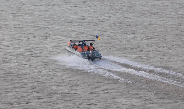 Military officers salvage 1.6m-long bomb near Hanoi bridge