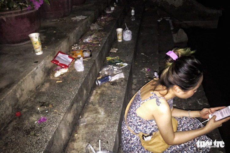 Trash outnumbers photo seekers at Hanoi’s Insta-worthy spot