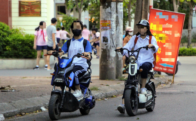 Mixed reactions to Vietnam’s plan for new driver's license for teens