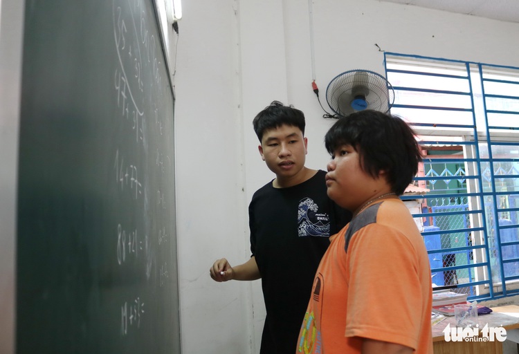 Saigon youth provides free education for underprivileged children