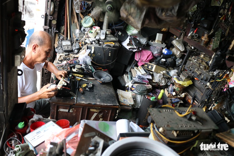 The keeper of vintage sounds in Saigon