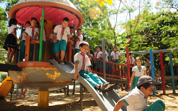 Koreans help build playgrounds on war-torn land in Vietnam