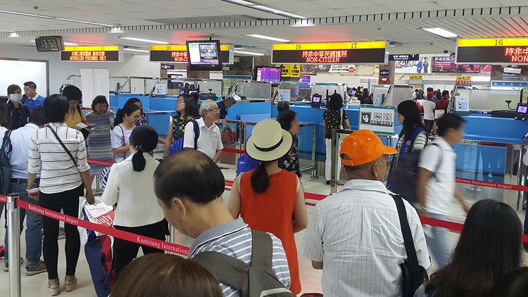 Vietnam weighs regular flights to six foreign destinations in August