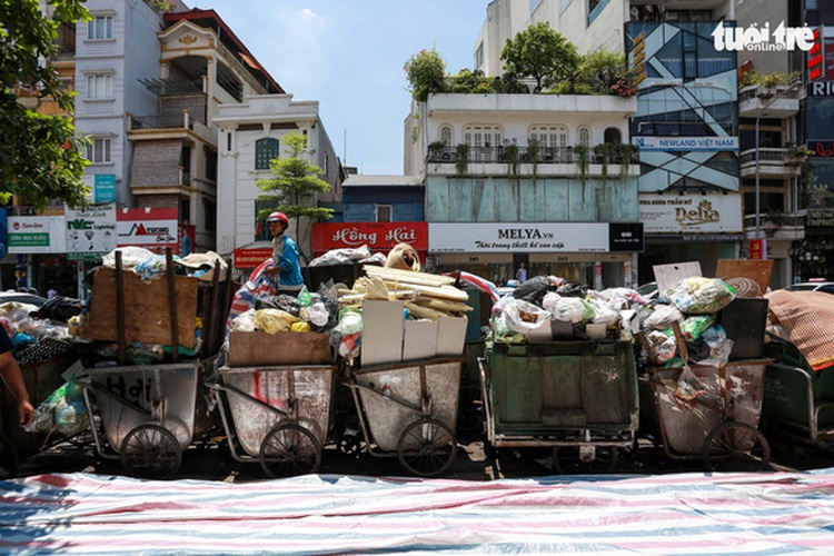 Garbage piles up in Hanoi as people block road to dump