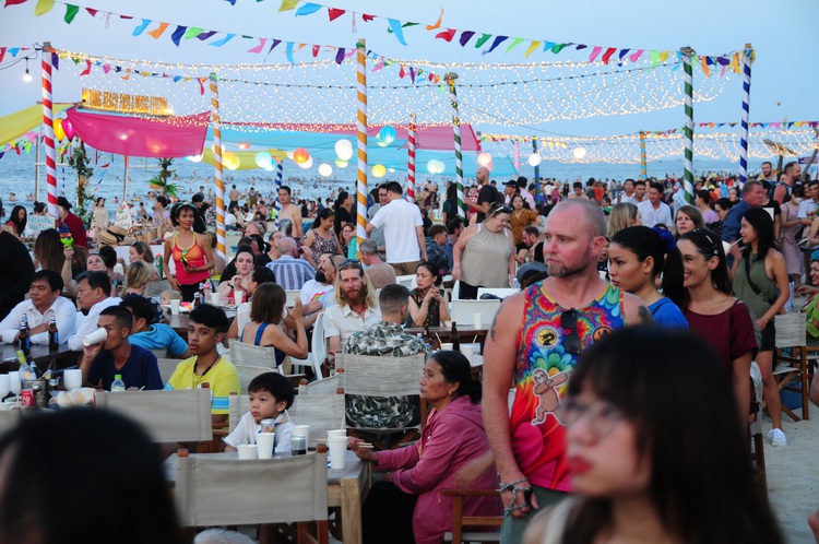 Thousands attend food, music festival at famous beach in Hoi An