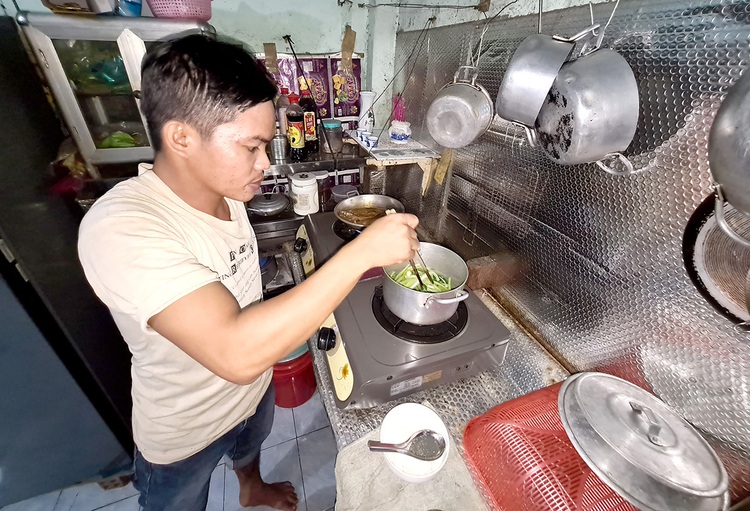 Unemployed Vietnamese brave scorching heat to find jobs