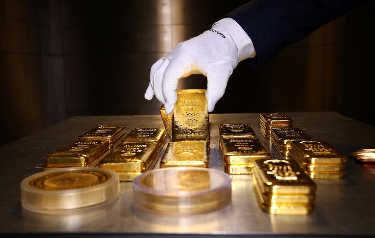Gold soars to record high, stocks stay uncertain