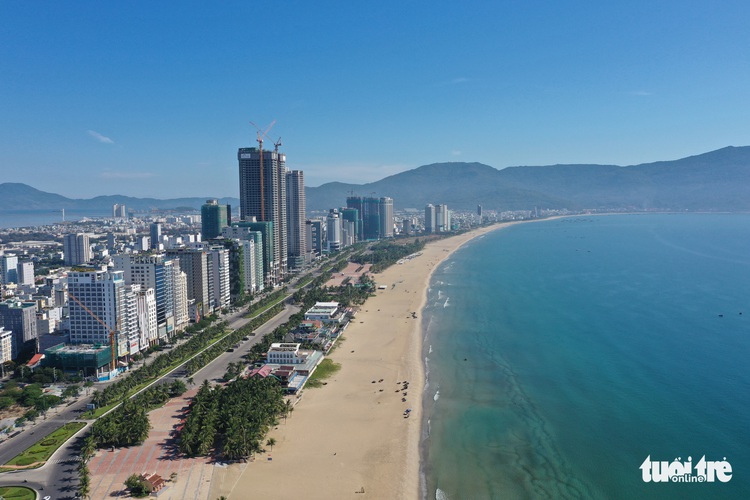 Da Nang beaches empty as residents practice social distancing