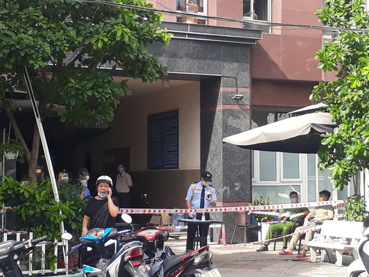 Ho Chi Minh City seals off entire apartment block, alley as COVID-19 cases suspected