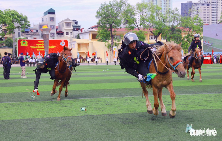 Vietnam police officers display strength, skill at national security campaign