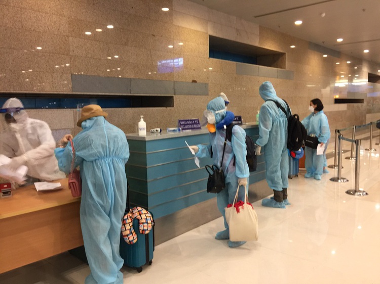 300 Vietnamese citizens fly home from Canada, S. Korea