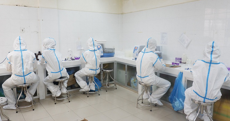 Race against clock at Da Nang COVID-19 test lab