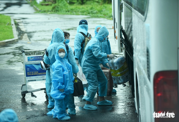 300 visitors stranded in Da Nang return to Ho Chi Minh City