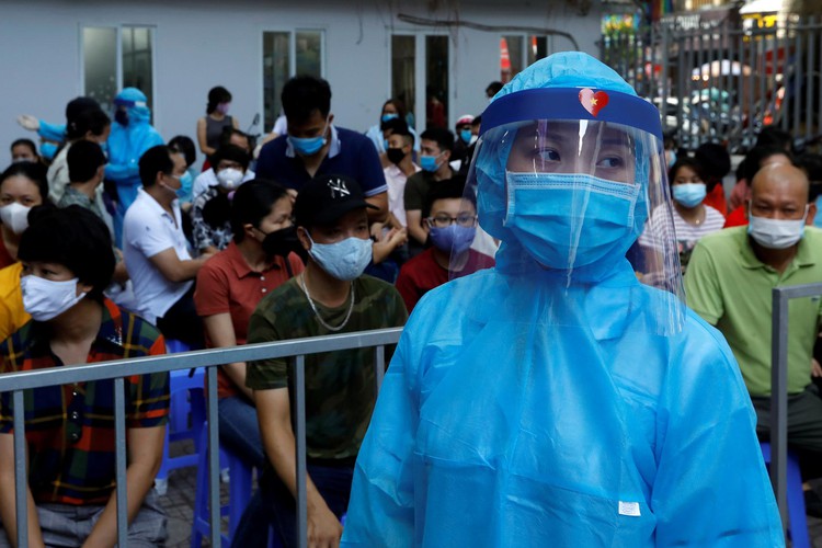Vietnam deputy PM says COVID-19 outbreak to stay for a long time