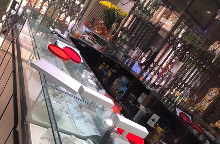 Burglar steals 13kg of gold from Hanoi jewelry shop