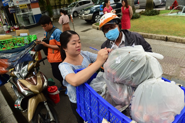 Vietnamese moving away from e-commerce websites, adopting shopping apps: white book